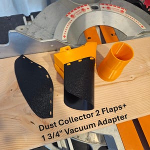 K&ouml;nnte beinhalten: Ein Satz orangefarbener und schwarzer Staubabsaugungszubeh&ouml;rteile f&uuml;r eine Gehrungss&auml;ge. Das Set enth&auml;lt einen Staubabscheider mit zwei Klappen und einen 1 3/4" Vakuumadapter. Das Zubeh&ouml;r befindet sich auf einer Holzoberfl&auml;che, mit einer Gehrungss&auml;ge im Hintergrund.