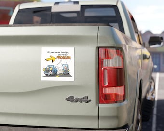 Könnte beinhalten: Ein weißer quadratischer Aufkleber auf der Rückseite eines Lastwagens. Der Aufkleber zeigt einen Cartoon von zwei Autos mit dem Text: "Wenn ich Sie rechts überhole, sind Sie das PROBLEM."