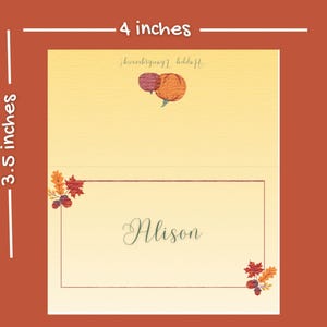 Puede incluir: Una tarjeta de lugar con tem&aacute;tica de Acci&oacute;n de Gracias, que mide 10 cm de ancho y 9 cm de alto. La tarjeta presenta un fondo amarillo claro con un gr&aacute;fico de calabaza y bocadillo. El nombre "Alison" est&aacute; escrito en cursiva.