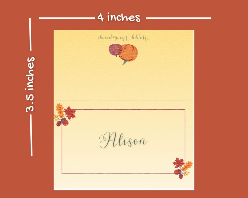 Puede incluir: Una tarjeta de lugar con tem&aacute;tica de Acci&oacute;n de Gracias, que mide 10 cm de ancho y 9 cm de alto. La tarjeta presenta un fondo amarillo claro con un gr&aacute;fico de calabaza y bocadillo. El nombre "Alison" est&aacute; escrito en cursiva.