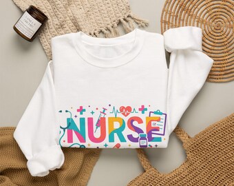 Sudadera de cuello redondo con tipografía colorida de enfermera / Iconos médicos