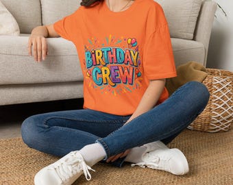 Camiseta de cumpleaños con diseño de globos coloridos y confeti.