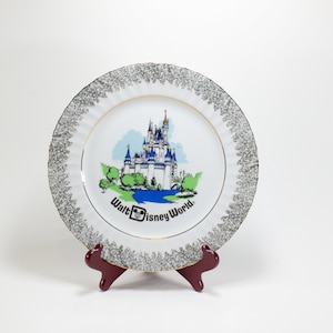 WALT DISNEY WORLD Wall Plate With Gold Trim. Made in Japan