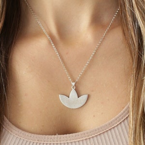 Collier lotus Pendentif lotus Collier bohème lotus Collier bohème chic Collier artisanal Argent 925 Cadeau pour elle Argent