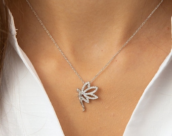 Collar con colgante de hada de plata de ley y circonitas