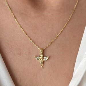 Pu&ograve; includere: Una collana con catena dorata con un piccolo ciondolo a forma di angelo decorato con pietre di zircone cubico trasparenti. Il ciondolo &egrave; dettagliato con un design testurizzato.