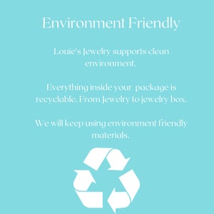 Pu&ograve; includere: Uno sfondo azzurro chiaro con testo bianco che recita "Environment Friendly". Il testo continua con "Louie's Jewelry supporta un ambiente pulito. Tutto all'interno del tuo pacco &egrave; riciclabile. Dai gioielli alla scatola dei gioielli. Continueremo a utilizzare materiali ecologici." Un simbolo di riciclaggio bianco si trova nella parte inferiore dell'immagine.