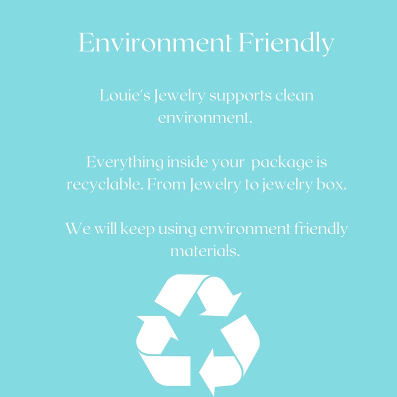 Pu&ograve; includere: Uno sfondo azzurro chiaro con testo bianco che recita "Environment Friendly". Il testo continua con "Louie's Jewelry supporta un ambiente pulito. Tutto all'interno del tuo pacco &egrave; riciclabile. Dai gioielli alla scatola dei gioielli. Continueremo a utilizzare materiali ecologici." Un simbolo di riciclaggio bianco si trova nella parte inferiore dell'immagine.