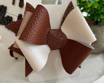 Pince à cheveux en faux cuir. Noeud à cheveux superposé marron, beige et crème avec des paillettes. Idéal pour toute occasion.