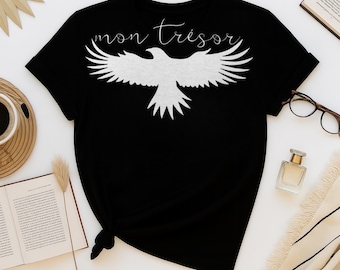 Mon Tresor Raven Graphic Tee – Dark Academia Shirt, Bookish Aesthetic T-Shirt, Fantasy Reader Gift