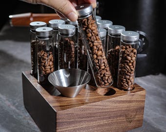 Tubos de almacenamiento de dosis única para Coffee Bean Cellar: 12 viales de vidrio para dosificar espresso con válvula de escape unidireccional, embudo y soporte de nogal.