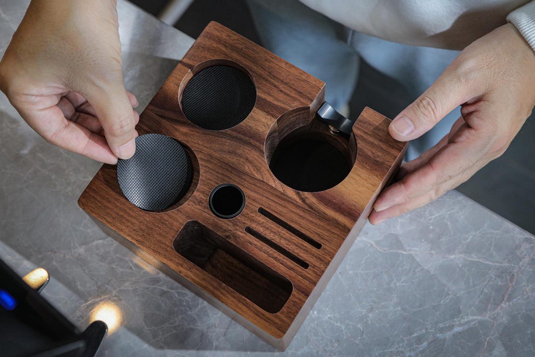 Station Per Tamper Caff&egrave; 51-58mm - Organizer Con Cassetti Per Accessori Macchina Espresso