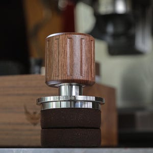 54 mm kalibrerad espressostamper – valnötshandtag, fjäderbelastad, självnivellerande