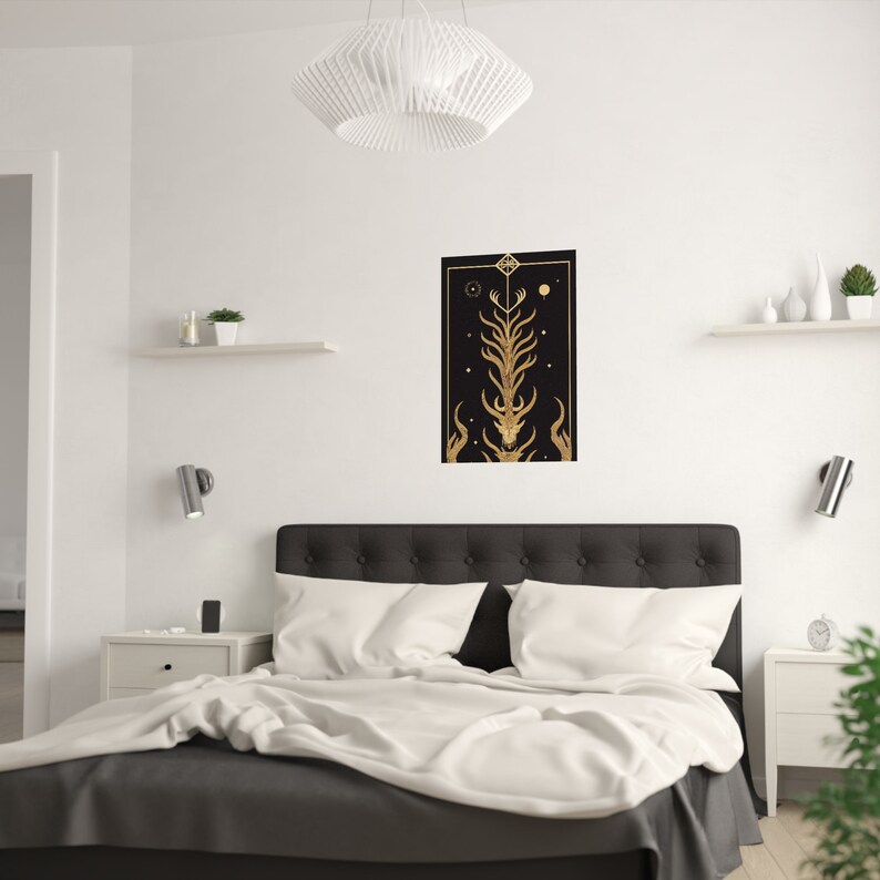 K&ouml;nnte beinhalten: Ein schwarzer und goldener Druck mit einem stilisierten Baumdesign. Der Baum hat einen Sch&auml;del an der Basis und ist von Sternen und Himmelsk&ouml;rpern umgeben. Der Druck ist gerahmt und h&auml;ngt an einer wei&szlig;en Wand &uuml;ber einem Bett.