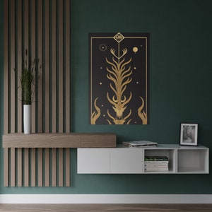 K&ouml;nnte beinhalten: Ein goldenes geometrisches Design auf schwarzem Hintergrund mit einer dunkelgr&uuml;nen Wand dahinter. Ein Holzregal mit wei&szlig;en Schr&auml;nken und B&uuml;chern befindet sich unter dem Kunstwerk.
