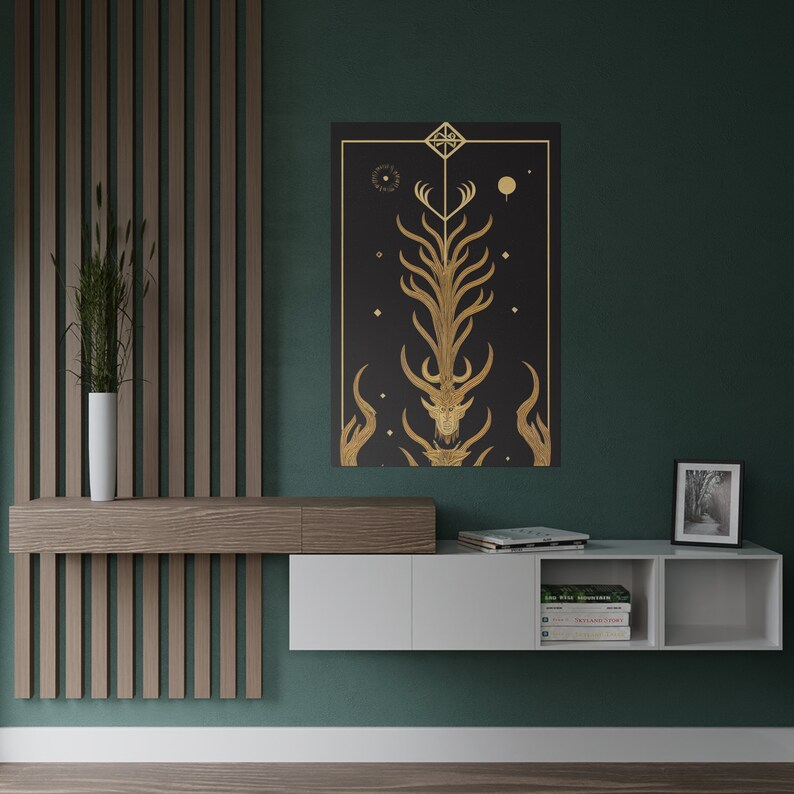K&ouml;nnte beinhalten: Ein goldenes geometrisches Design auf schwarzem Hintergrund mit einer dunkelgr&uuml;nen Wand dahinter. Ein Holzregal mit wei&szlig;en Schr&auml;nken und B&uuml;chern befindet sich unter dem Kunstwerk.