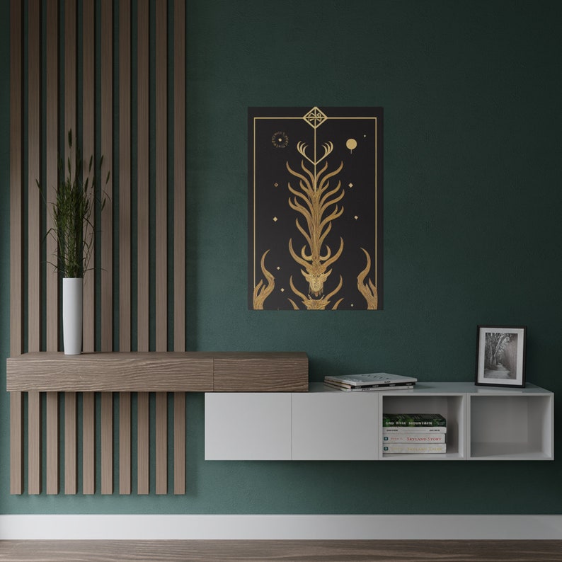K&ouml;nnte beinhalten: Ein wei&szlig;es, schwebendes Regal mit drei F&auml;chern. Das Regal ist an einer gr&uuml;nen Wand montiert. Das Regal ist mit B&uuml;chern, einem gerahmten Foto und einem schwarzen und goldenen Druck eines stilisierten Baumes mit einem Hirschsch&auml;del an der Basis dekoriert.