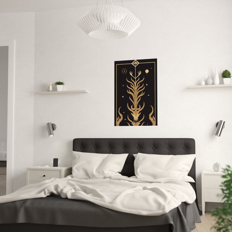 K&ouml;nnte beinhalten: Ein geometrischer Druck in Schwarz und Gold mit einem stilisierten Hirschkopf und Geweih. Der Druck ist gerahmt und h&auml;ngt an einer wei&szlig;en Wand &uuml;ber einem schwarzen Kopfteil.
