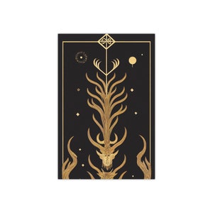 K&ouml;nnte beinhalten: Eine goldfarbene Illustration eines stilisierten Baumes mit einem geh&ouml;rnten, menschen&auml;hnlichen Gesicht an der Basis. Der Baum ist vor einem schwarzen Hintergrund mit kleinen goldenen Sternen und Kreisen platziert.