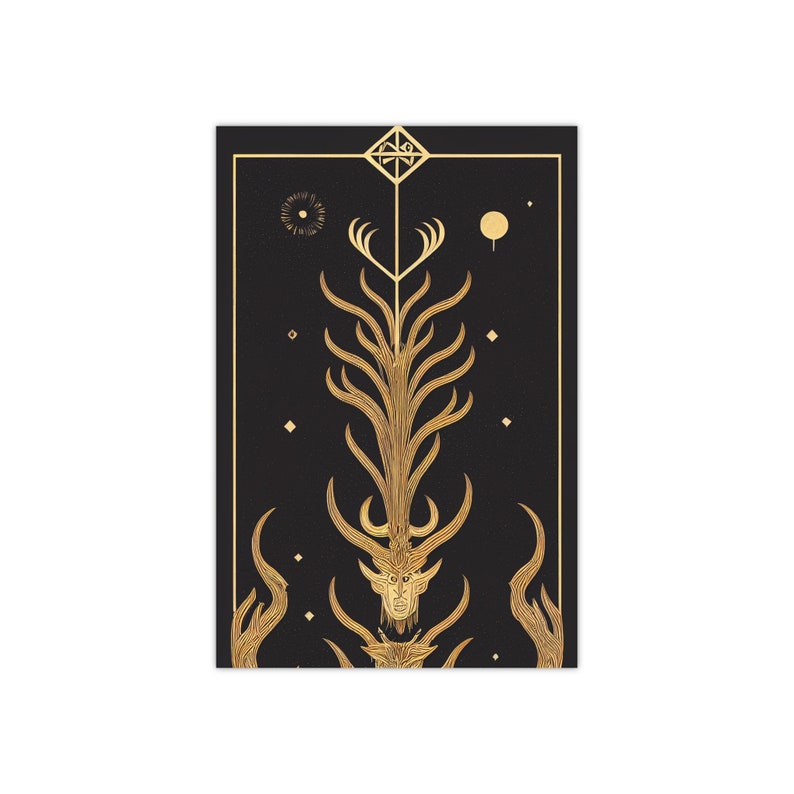 K&ouml;nnte beinhalten: Eine goldfarbene Illustration eines stilisierten Baumes mit einem geh&ouml;rnten, menschen&auml;hnlichen Gesicht an der Basis. Der Baum ist vor einem schwarzen Hintergrund mit kleinen goldenen Sternen und Kreisen platziert.