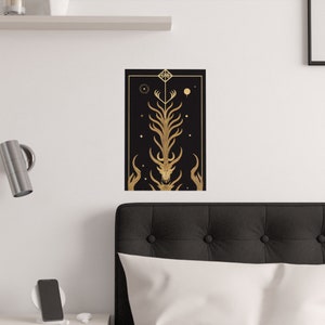K&ouml;nnte beinhalten: Ein geometrischer Druck in Schwarz und Gold mit einem stilisierten Hirschkopf und Geweih. Der Druck hat einen schwarzen Hintergrund mit goldenen Akzenten und einem geometrischen Muster.