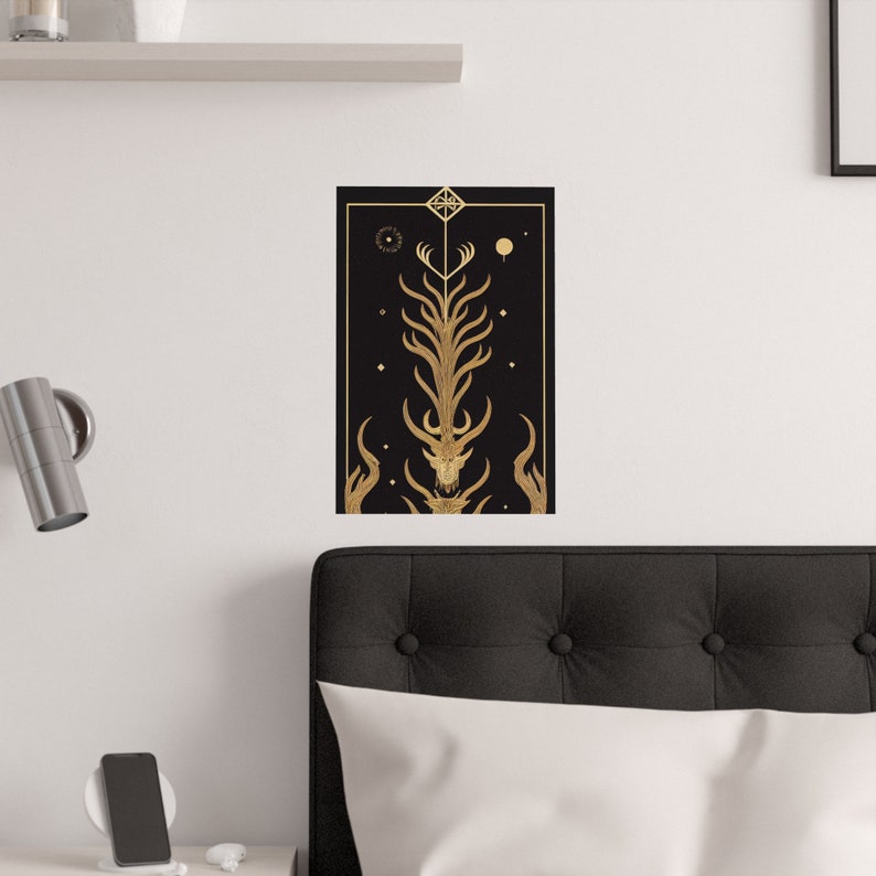 K&ouml;nnte beinhalten: Ein geometrischer Druck in Schwarz und Gold mit einem stilisierten Hirschkopf und Geweih. Der Druck hat einen schwarzen Hintergrund mit goldenen Akzenten und einem geometrischen Muster.