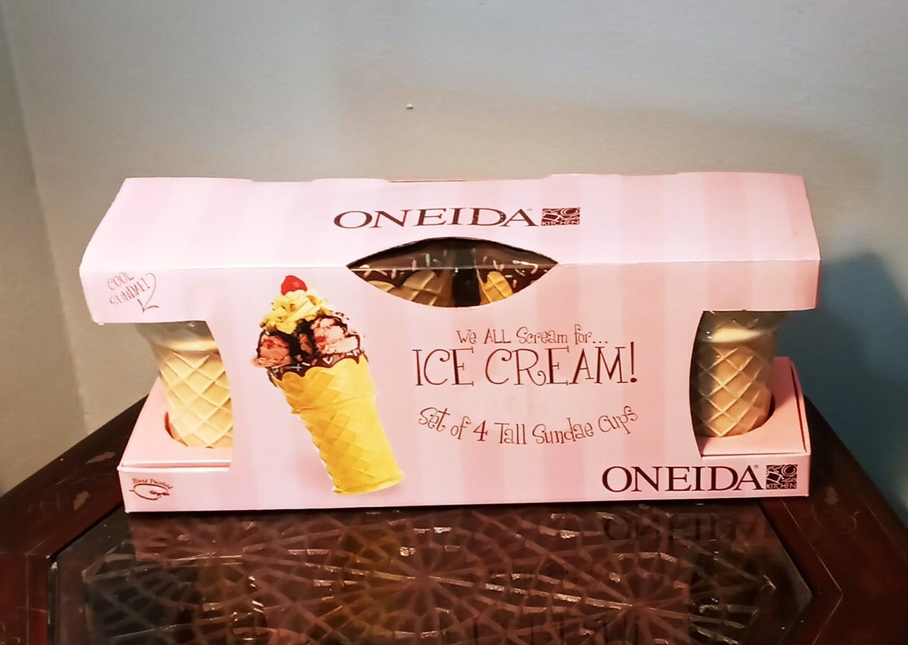 ONEIDA 4 pc Waffle Cone “WE ALL SCREAM FOR ICE CREAM” 8 Plates Cherries