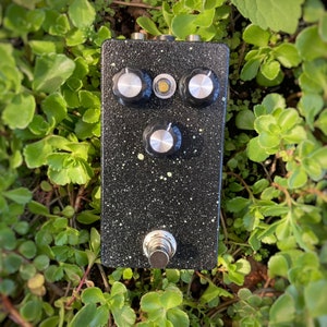 Varium - Bellum Fuzz MKII - Handmade Guitar Effect Pedal - Black with Sage Splatter