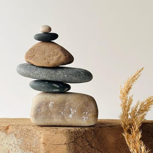 Montón de arte japonés, pila de rocas zen, regalos meditativos, actividades relajantes, piedras de equilibrio, objetos de exhibición, decoración estética de estanterías para dormitorios. imagen 1