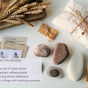 Puede incluir: Un conjunto de piedras sueltas para la meditaci&oacute;n de equilibrio, empaquetado con almohadillas adhesivas y un collage de fotos que muestra ejemplos de apilamiento. Las piedras son de varios tonos de marr&oacute;n y gris, y el paquete est&aacute; envuelto en papel marr&oacute;n con cuerda.