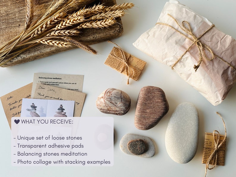Puede incluir: Un conjunto de piedras sueltas para la meditaci&oacute;n de equilibrio, empaquetado con almohadillas adhesivas y un collage de fotos que muestra ejemplos de apilamiento. Las piedras son de varios tonos de marr&oacute;n y gris, y el paquete est&aacute; envuelto en papel marr&oacute;n con cuerda.
