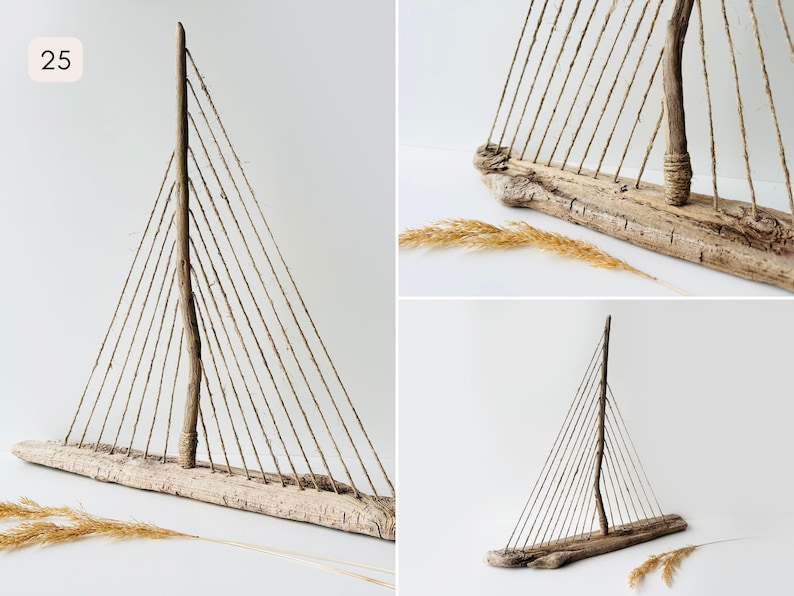 Puede incluir: Escultura r&uacute;stica de velero de madera flotante. El barco presenta una base y un m&aacute;stil de madera, con aparejo de cuerda que forma la vela. Los tonos naturales de la madera se complementan con el fondo neutro y los acentos de hierba seca.