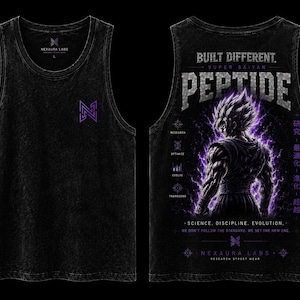Puede incluir: Una camiseta sin mangas negra con efecto lavado al ácido y un pequeño logotipo morado en la parte delantera. La espalda muestra un gráfico de una figura de pelo puntiagudo rodeada de energía morada, con el texto "BUILT DIFFERENT. SUPER SAIYAN PEPTIDE" y "NEXAURA LABS."