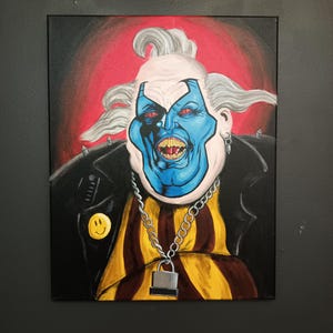 Peut inclure: Peinture sur toile d'un clown menaçant à la peau bleue, aux cheveux blancs et aux yeux rouges. Le clown porte une veste noire, une chaîne avec un cadenas et une chemise à rayures jaunes et marron. Un smiley jaune est sur la veste.