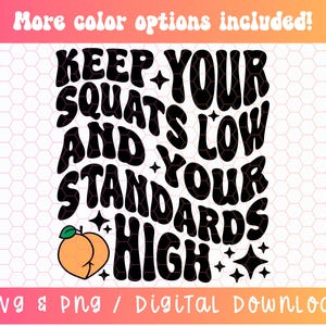 Könnte beinhalten: Schwarzweißes Grafikdesign mit dem Text "Keep your squats low and your standards high". Ein Pfirsich-Emoji ist im Design enthalten.