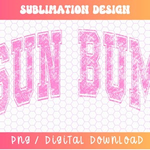 Może przedstawiać: R&oacute;żowa grafika z tekstem "SUN BUM" w stylu vintage, z efektem zużycia. Grafika znajduje się na białym tle z subtelnym sześciokątnym wzorem.