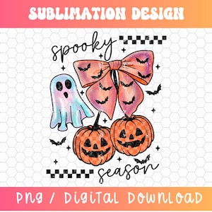 Puede incluir: Un dise&ntilde;o digital de Halloween con un fantasma, un lazo decorado con murci&eacute;lagos y dos calabazas talladas. Las palabras "spooky season" est&aacute;n escritas en una fuente de escritura. El dise&ntilde;o tambi&eacute;n incluye las palabras "Sublimation Design" y "PNG / Digital Download".