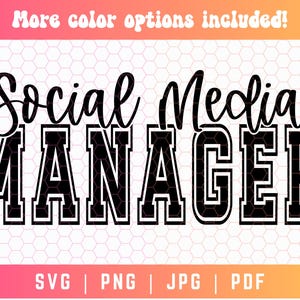 Puede incluir: Diseño gráfico en blanco y negro con el texto "Social Media Manager" en una fuente de estilo universitario. El texto está en negrita, con una fuente en bloque y un contorno blanco. El diseño es adecuado para su uso como logotipo, diseño de camiseta o gráfico para redes sociales.