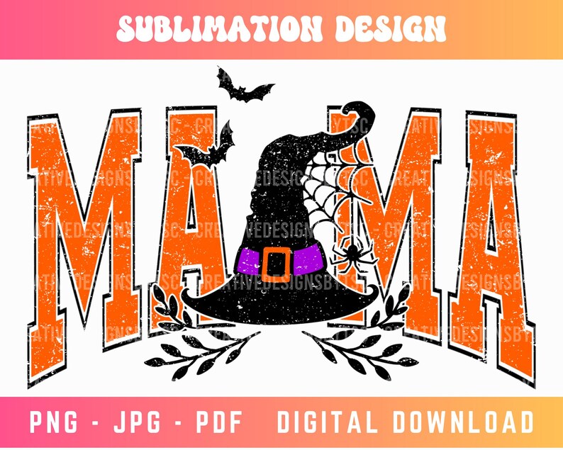 Puede incluir: Texto naranja y negro desgastado que dice "MAMA" con un sombrero de bruja y un dise&ntilde;o de telara&ntilde;a en el centro. El sombrero es negro con una banda morada y una ara&ntilde;a en el borde. Hay dos murci&eacute;lagos peque&ntilde;os y hojas a cada lado del sombrero.