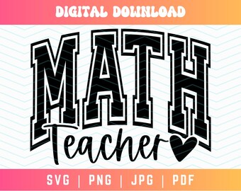 以下が含まれることがあります： 黒と白のグラフィックデザインで、「MATH Teacher」というテキストが大学風のフォントで書かれています。テキストの隣には小さな黒いハートがあります。このデザインは、Tシャツ、マグカップ、トートバッグ、その他の商品に使用できます。