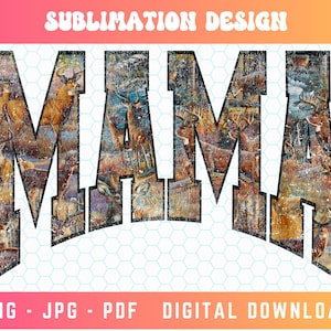Puede incluir: Un dise&ntilde;o de sublimaci&oacute;n con la palabra "MAMA" en una fuente desgastada. Las letras est&aacute;n llenas de un patr&oacute;n de camuflaje de ciervos y otros animales del bosque.