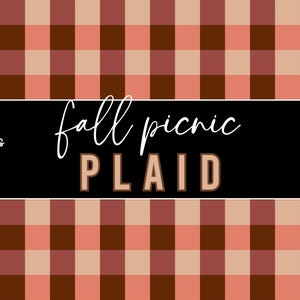 Puede incluir: Imagen JPEG sin costuras con un patrón de cuadros de picnic de otoño en tonos marrón, melocotón y beige. El diseño incluye una pancarta negra con las palabras "fall picnic PLAID" en blanco y beige. La imagen es de 30,48 cm x 30,48 cm a 300 DPI.