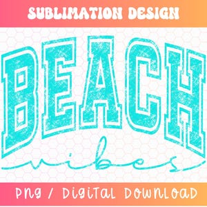 以下が含まれることがあります： くすんだターコイズブルーのグラフィックデザインで、「Beach Vibes」というテキストが、ヴィンテージ調の使い古したフォントで書かれています。テキストは黒で縁取られており、テクスチャがあり、使い古したような外観になっています。
