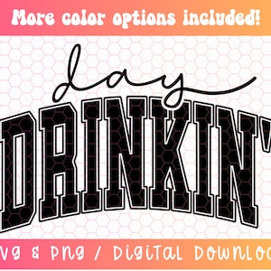 Op de afbeelding: Zwart-wit grafisch ontwerp met de tekst "day drinkin'" in een vet, college-stijl lettertype.