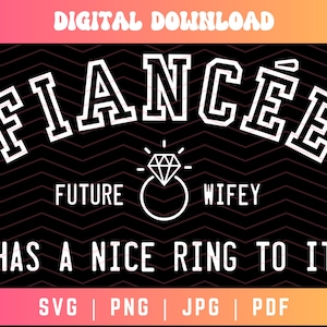 Könnte beinhalten: Ein schwarz-weißes Grafikdesign mit dem Text "FIANCEE" in einer großen, fetten Schrift. Der Text "FUTURE WIFEY" befindet sich unter dem Haupttext, und ein Diamantring befindet sich in der Mitte. Der Text "HAS A NICE RING TO IT" befindet sich unter dem Ring. Die Grafik befindet sich auf einem schwarzen Hintergrund mit einem weißen Chevron-Muster.