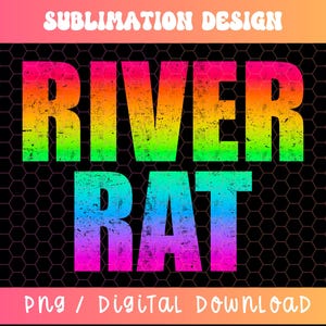 Könnte beinhalten: Digitales Design mit den Worten "RIVER RAT" in großen, verwaschenen, regenbogenfarbenen Buchstaben. Die Wörter sind vor einem schwarzen Hintergrund mit Wabenmuster platziert. Der Text "SUBLIMATION DESIGN" und "PNG / DIGITAL DOWNLOAD" ist ebenfalls vorhanden.