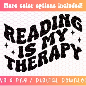 Leer es mi terapia SVG PNG, Lectura Svg Png, Amante de los libros Svg Png, Camiseta de lectura Svg Png, Booktrovert Svg Png, Texto ondulado Svg Png, Retro Svg