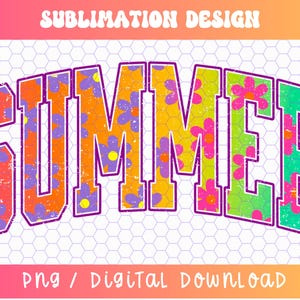 Puede incluir: Un dise&ntilde;o de sublimaci&oacute;n con la palabra "SUMMER" en una fuente retro y desgastada. Las letras est&aacute;n llenas de un patr&oacute;n colorido de flores rosas, moradas y amarillas.