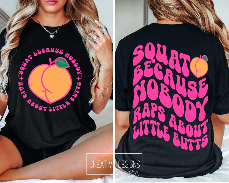 K&ouml;nnte beinhalten: Schwarzes T-Shirt mit einem rosafarbenen Pfirsich-Motiv und dem Text "Squat because nobody raps about little butts" in einer Retro-Schrift.