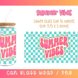 Op de afbeelding: Een printbaar ontwerp voor een 16 ounce glazen blikverpakking. Het ontwerp heeft een blauw-wit geruite achtergrond met de tekst "Summer Vibes" in roze en oranje letters.